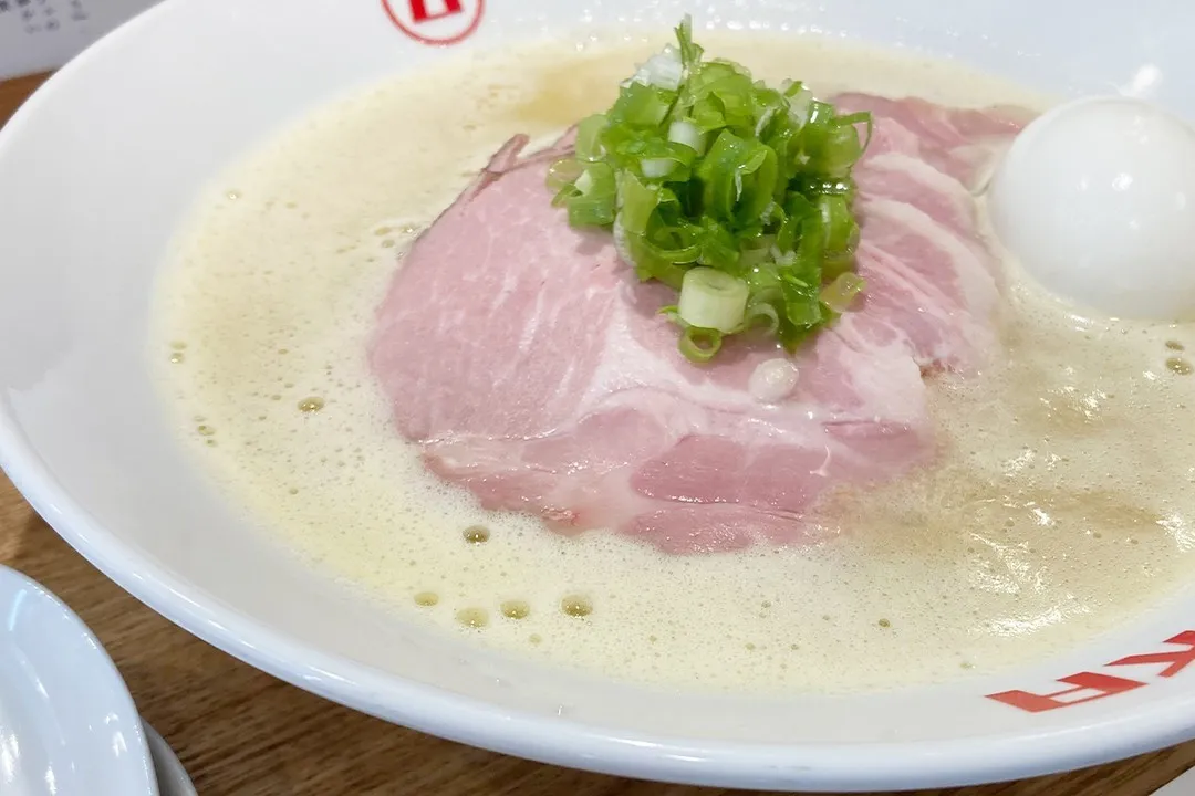 当店のスープには、京都丹波地方の地鶏【丹波黒地鶏】を使用...