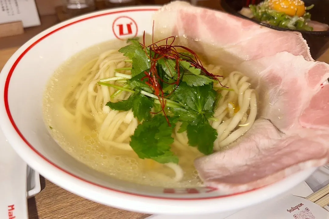 当店のスープには、京都丹波地方の地鶏【丹波黒地鶏】を使用して...